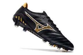 Chuteira Mizuno Morelia Neo 3 FG Preta e Amarela em ângulo, destacando design moderno preto e amarelo.