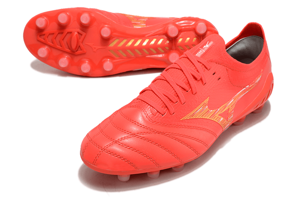 Chuteira Mizuno Morelia Neo 3 FG Vermelha vista lateral e inferior, ideal para futebol com design vibrante.