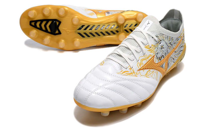 Chuteira Mizuno Morelia Neo 3 Special Edition SR4 em estilo branco e dourado, com design inovador e detalhamento gráfico.