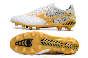Chuteira Mizuno Morelia Neo 3 Special Edition SR4 em design branco e dourado, com detalhes inovadores e conforto superior.