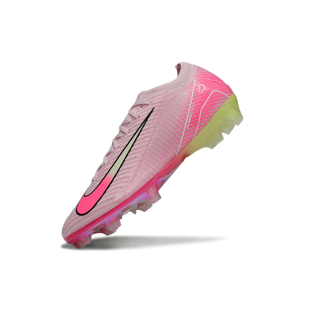 Chuteira Nike Air Zoom Mercurial FG Vapor 16 Rosa em ângulo, destacando o design e as cores vibrantes.