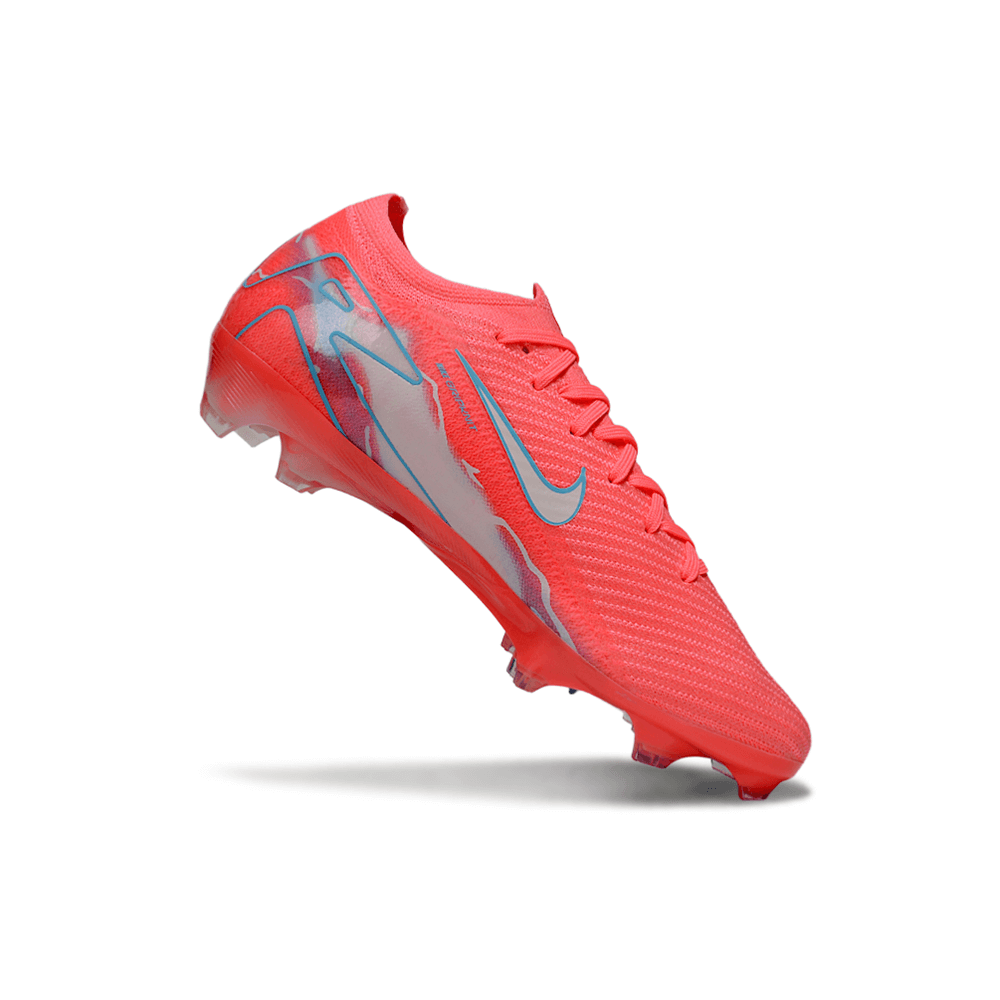 Chuteira Nike Air Zoom Mercurial FG Vapor 16 Vermelha em fundo branco, exibindo design aerodinâmico e vibrante.