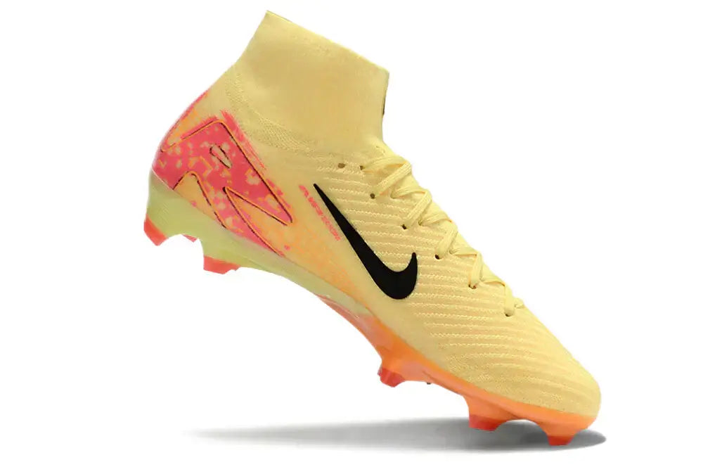 Chuteira Nike Air Zoom Mercurial Superfly 10 Elite FG em amarelo com detalhes em rosa e preto.