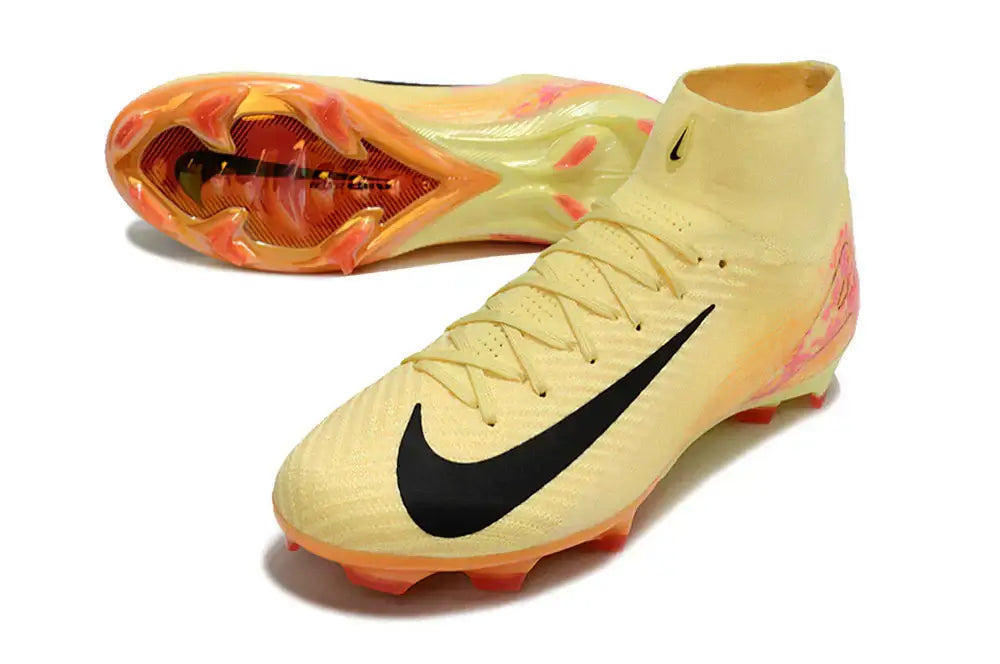 Chuteira Nike Air Zoom Mercurial Superfly 10 Elite FG em amarelo com detalhes em laranja e sola de alta performance.