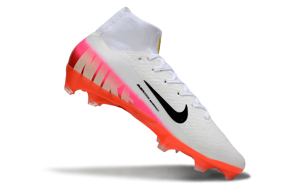 Chuteira Nike Air Zoom Mercurial Superfly 10 Elite FG - Branca, Rosa e Laranja - Pack Fear Nothing em ação.