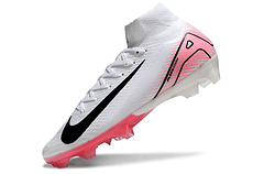 Chuteira Nike Air Zoom Mercurial Superfly 10 Elite FG Branca e Rosa em ângulo com detalhes em rosa e preto.