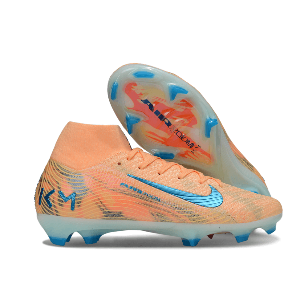 Chuteira Nike Air Zoom Mercurial Superfly 10 Elite FG Ed. Mbappé em tom laranja com detalhes em azul.