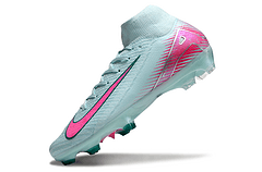 Chuteira Nike Air Zoom Mercurial Superfly 10 Elite FG-  Pack Prism com design em tons de azul e rosa.