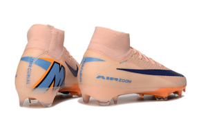 Chuteira Nike Air Zoom Mercurial Superfly 10 Elite FG Rosa e Azul vista lateral e traseira com detalhes em azul.