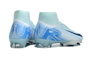 Chuteira Nike Air Zoom Mercurial Superfly 10 Elite FG em azul claro, ideal para velocidade e controle no futebol.