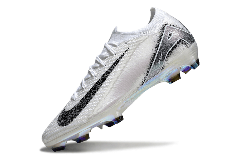 Chuteira Nike Air Zoom Mercurial Vapor 16 Edição Especial Elite FG -Branco e Preto em destaque, com design moderno e tecnologia avançada.