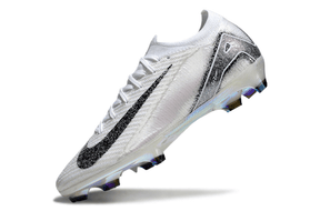 Chuteira Nike Air Zoom Mercurial Vapor 16 Edição Especial Elite FG -Branco e Preto em destaque, com design moderno e tecnologia avançada.