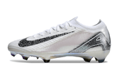 Chuteira Nike Air Zoom Mercurial Vapor 16 Edição Especial Elite FG -Branco e Preto lateral em fundo branco.