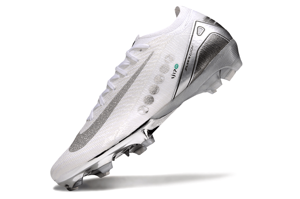Chuteira Nike Air Zoom Mercurial Vapor 16 Edição Especial Elite FG - Branca e Prata "Vini Jr" destacando design e tecnologia.