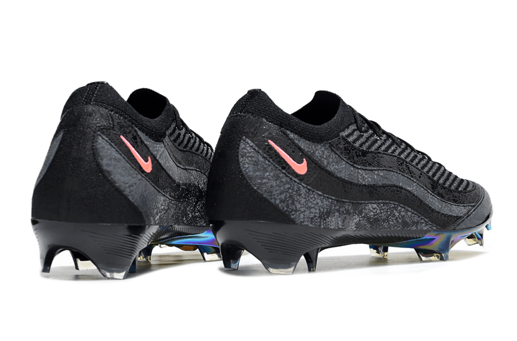 Chuteira Nike AIR Zoom Mercurial Vapor 16 Elite AIR MAX 95 FG - Preta, vista traseira mostrando detalhes em preto e rosa.