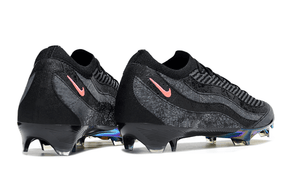 Chuteira Nike AIR Zoom Mercurial Vapor 16 Elite AIR MAX 95 FG - Preta, vista traseira mostrando detalhes em preto e rosa.