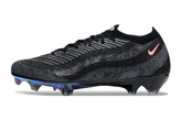 Chuteira Nike AIR Zoom Mercurial Vapor 16 Elite AIR MAX 95 FG - Preta vista de lado com detalhes em preto e rosa.