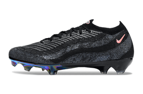 Chuteira Nike AIR Zoom Mercurial Vapor 16 Elite AIR MAX 95 FG - Preta vista de lado com detalhes em preto e rosa.