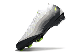 Chuteira Nike AIR Zoom Mercurial Vapor 16 Elite AIR MAX 95 FG - Branca e Preta em ângulo com detalhes em verde