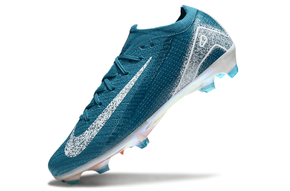 Chuteira Nike Air Zoom Mercurial Vapor 16 Elite FG Azul e Branca lado esquerdo em fundo branco.
