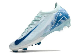 Chuteira Nike Air Zoom Mercurial Vapor 16 Elite FG - Azul em atitude, destacando seu design aerodinâmico e leveza.