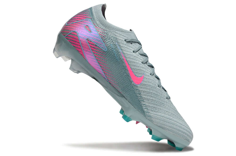 Chuteira Nike AIR Zoom Mercurial Vapor 16 Elite FG - Azul e Rosa - Pack Prism em ângulo, destacando design moderno.