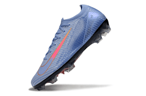 Chuteira Nike Air Zoom Mercurial Vapor 16 Elite FG - Azul e Vermelha perfil elegante e tecnológico em campo