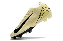 Chuteira Nike Air Zoom Mercurial Vapor 16 Elite FG Bege e Preto em ação, destacando seu design moderno e tecnologia avançada.