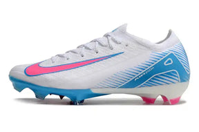 Chuteira Nike Air Zoom Mercurial Vapor 16 Elite FG Branco, azul e rosa lado esquerdo com detalhes em rosa e azul.