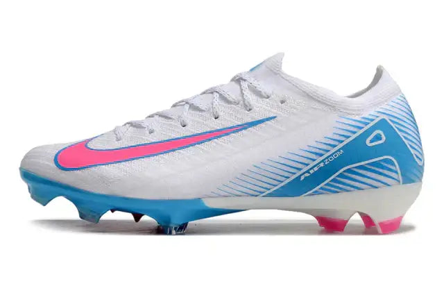 Chuteira Nike Air Zoom Mercurial Vapor 16 Elite FG Branco, azul e rosa lado esquerdo com detalhes em rosa e azul.