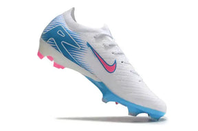 Chuteira Nike Air Zoom Mercurial Vapor 16 Elite FG Branco, azul e rosa em ângulo lateral.
