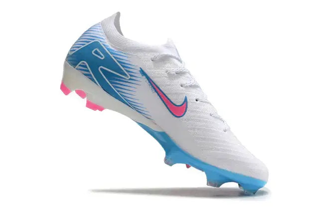 Chuteira Nike Air Zoom Mercurial Vapor 16 Elite FG Branco, azul e rosa em ângulo lateral.