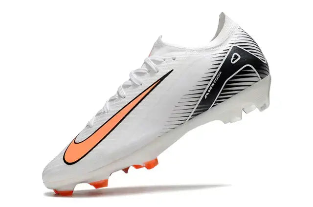 Chuteira Nike Air Zoom Mercurial Vapor 16 Elite FG - Branco, Preta e Laranja em ângulo lateral