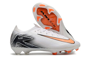 Chuteira Nike Air Zoom Mercurial Vapor 16 Elite FG - Branco, Preta e Laranja em ângulo com sola visível.