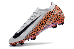 Chuteira Nike Air Zoom Mercurial Vapor 16 Elite FG em branco e laranja com detalhes em preto