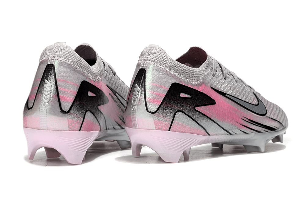 Chuteira Nike Air Zoom Mercurial Vapor 16 Elite FG - Prata e Rosa, vista traseira com detalhes em rosa e prata.