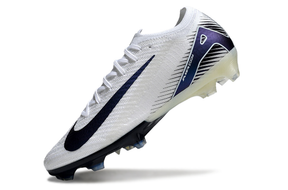 Chuteira Nike Air Zoom Mercurial Vapor 16 Elite FG - Preto e Branca em destaque, ideal para jogos velozes e controle no campo.