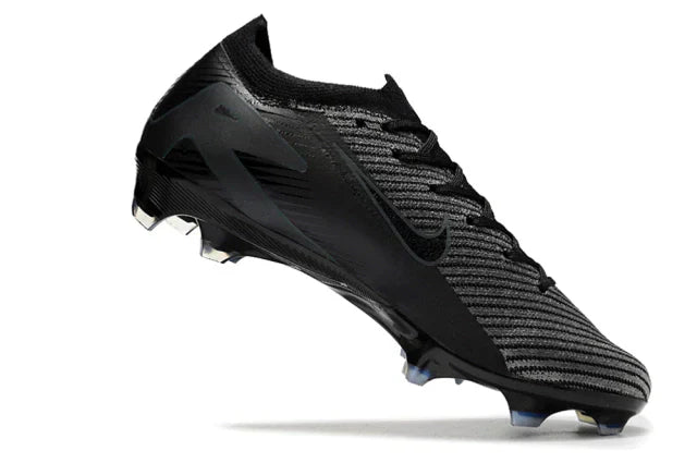 Chuteira Nike Air Zoom Mercurial Vapor 16 Elite FG - Preto em ângulo destacado mostrando design aerodinâmico e cores escuras.