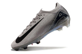 Chuteira Nike Air Zoom Mercurial Vapor 16 Edição Especial Elite FG Cinza e Preta em perfil lateral.