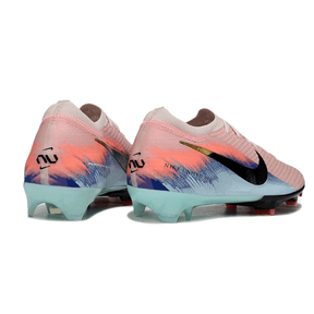 Chuteira Nike Air Zoom Mercurial FG Vapor 16 Nike United Pack traseira com detalhes em azul e rosa.