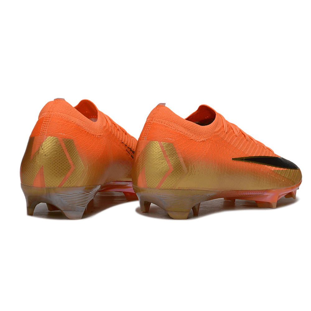 Chuteira Nike Air Zoom Mercurial Vapor 16 Laranja e Preta vista traseira com detalhes em laranja e dourado.