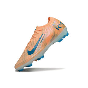 Chuteira Nike Air Zoom Mercurial Vapor 16 "Mbappé" em cor laranja e detalhes azuis, ideal para velocidade e controle.