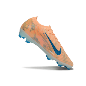 Chuteira Nike Air Zoom Mercurial Vapor 16 "Mbappé" em cor laranja e azul, com design aerodinâmico e tecnologia de ponta.