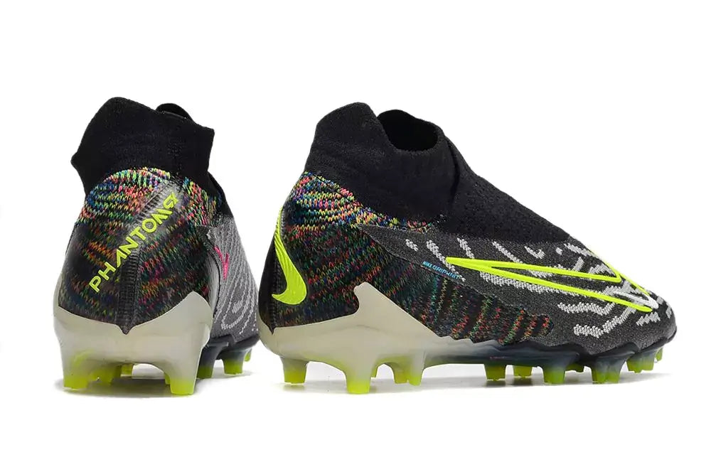 Chuteira Nike Gripknit Phantom GX Elite Dynamic Fit FG Preta e Verde vista traseira com detalhes coloridos.