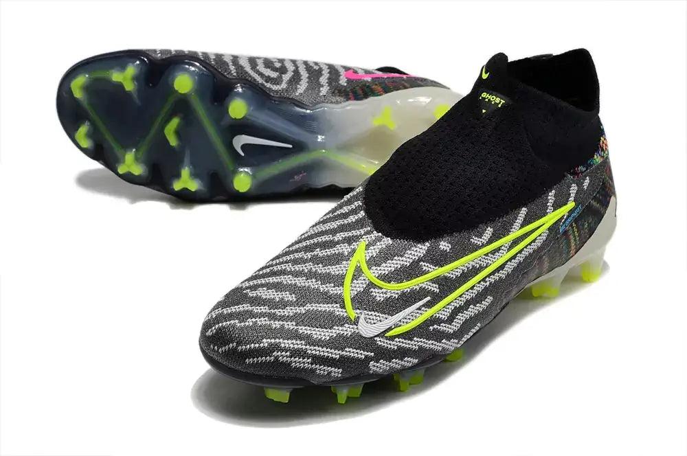 Chuteira Nike Gripknit Phantom GX Elite Dynamic Fit FG preta e verde, oferecendo controle e ajuste superior para desempenho em campo.