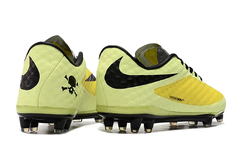 Chuteira Nike Hypervenom Elite FG com design aerodinâmico e tecnologia avançada para precisão e velocidade.
