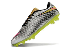 Chuteira Nike Hypervenom Elite FG - Prateada com design aerodinâmico e controle excepcional da bola.