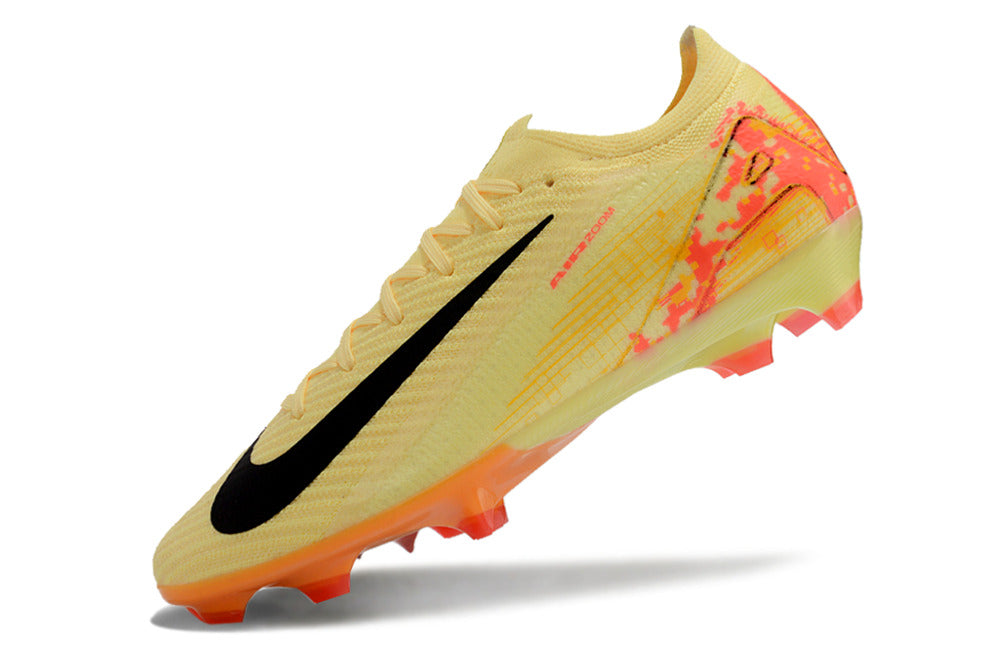 Chuteira Nike Mercurial Air Zoom Vapor 16 Elite FG Amarelo e Laranja, desenho moderno e cores vibrantes.