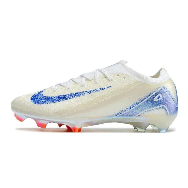 Chuteira Nike Mercurial Air Zoom Vapor 16 Elite FG Branca e Azul lateral com detalhes em azul e solado colorido.