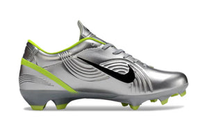 Chuteira Nike Mercurial Air Zoom Vapor 2002 Elite FG Prata lado esquerdo com detalhes em prata e verde limão.